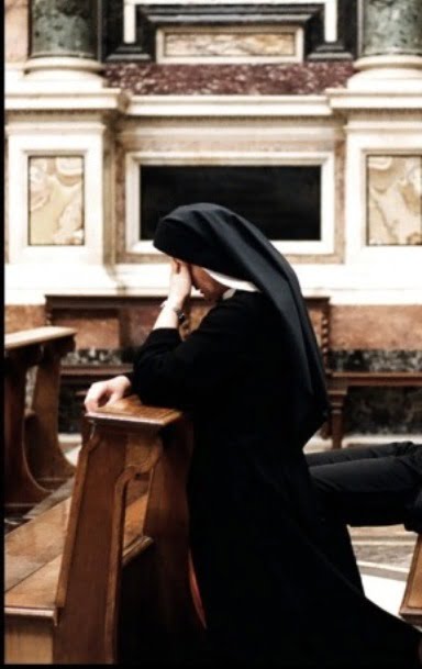 Nun_praying