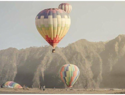 Balon Udara Khas di Gunung Bromo Jawa Timur