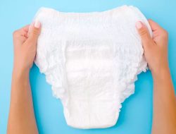 4 Cara Mengganti Popok Bayi yang Benar