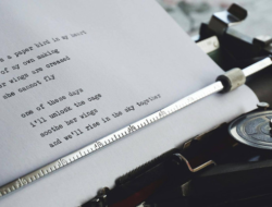 Sastra Kontemporer, Ketika Kata-Kata Jadi Cermin Zaman (Versi Anak Muda, Tapi Tetap Ngena)